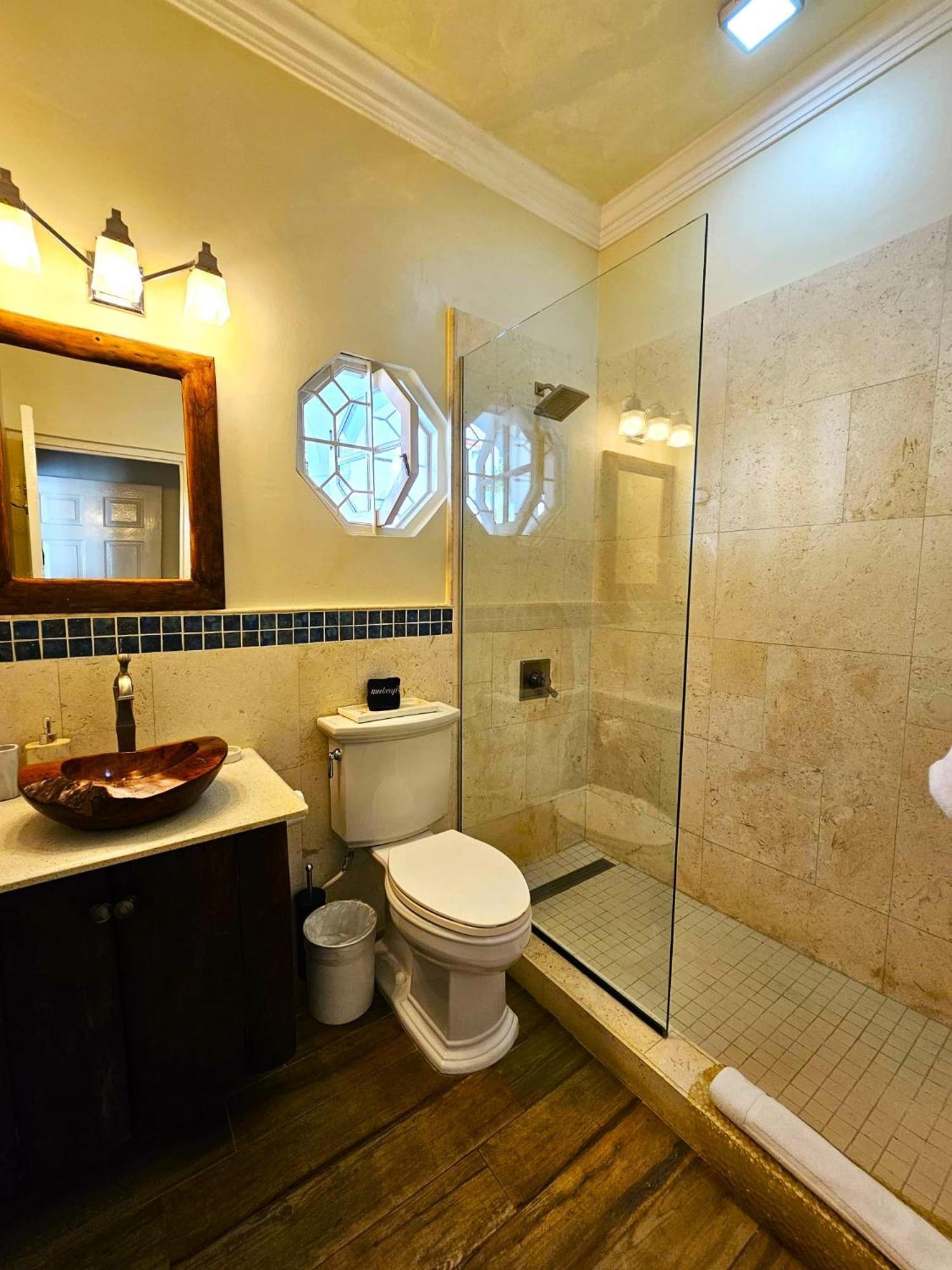 Mais Oui Villa Discovery Bay Eksteriør billede